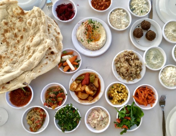סלטים בהזקן והים. צילום: לין לוי